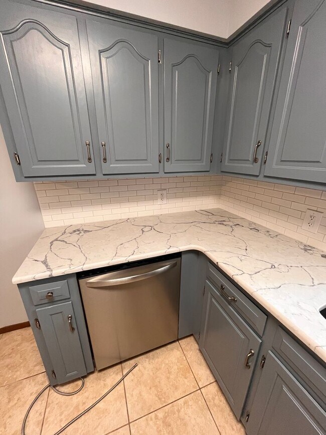 Building Photo - 3-Bed, 2-bath Luxury Southern Hills Designer Home!