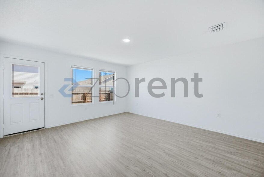 Building Photo - 10106 Ana Hts