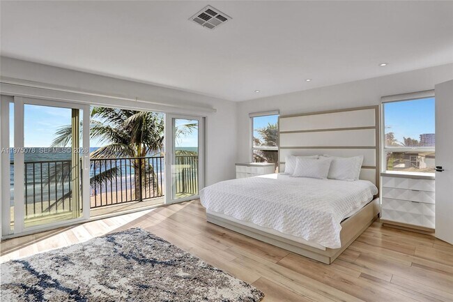 Building Photo - 1194 Hillsboro Mile Unit 1