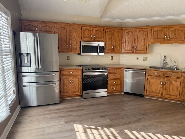 Building Photo - 3 Bedroom Home with Back Deck & Large Fenc...