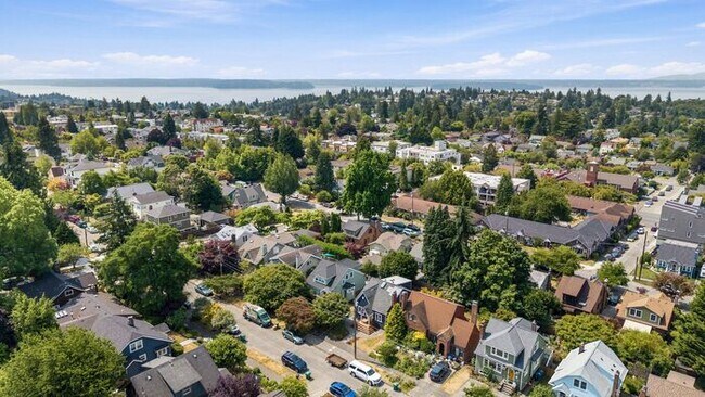 Building Photo - Gorgeous Remodeled West Seattle Craftsman w/ Air Conditioning