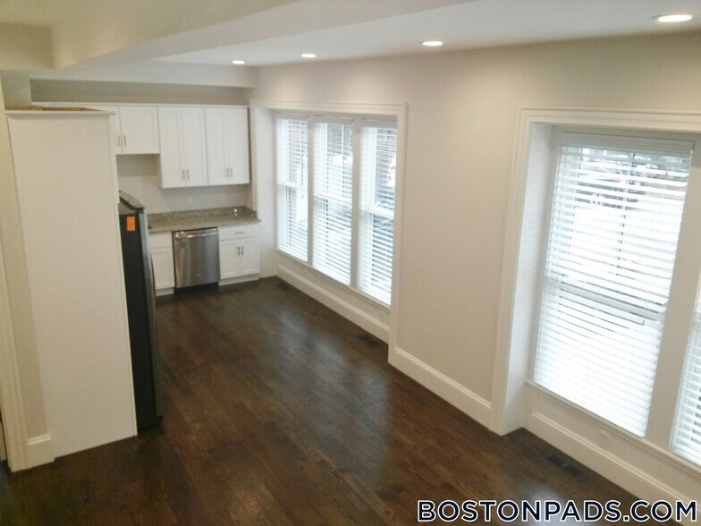 Building Photo - 2044 Beacon St