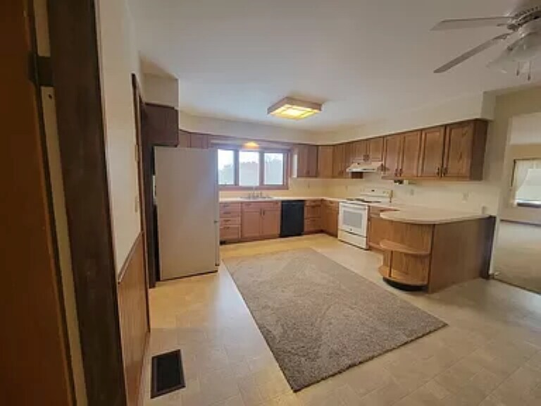 large kitchen with ample counter space - 16981 M-52