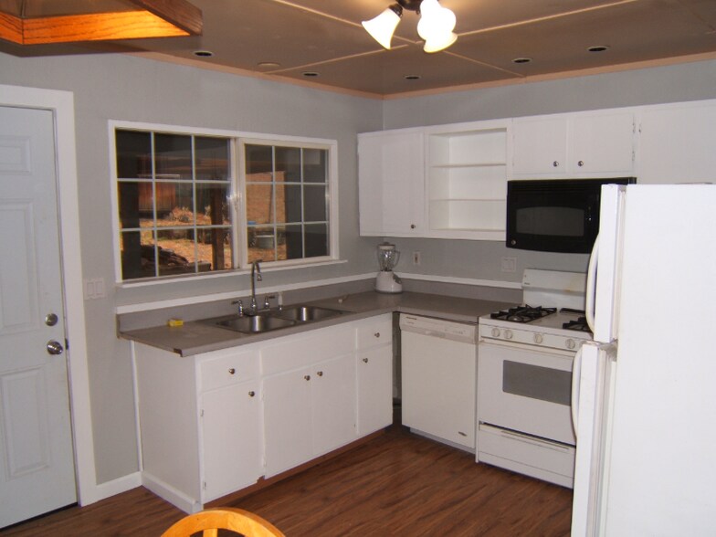 Building Photo - 106 Coates Ave