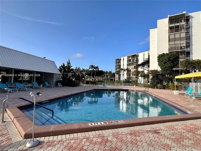 Building Photo - 20500 W Country Club Dr