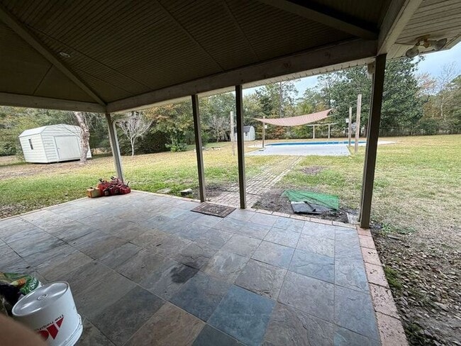 Building Photo - Pensacola - 32526- 4 bedroom, 2 bathroom - pool and lawn care included