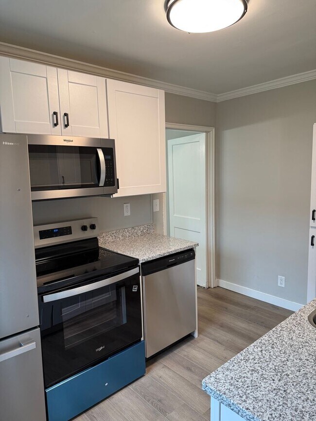 Building Photo - Spacious 2-Bedroom Apartment in Prime Wins...