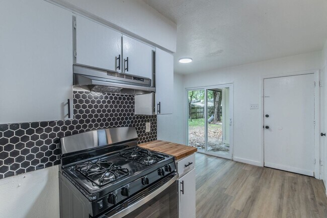 Building Photo - Remodeled 2BR Home w/ Fenced Yard – Only $1395