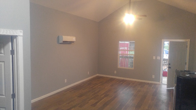Building Photo - 2014 Family Ln.