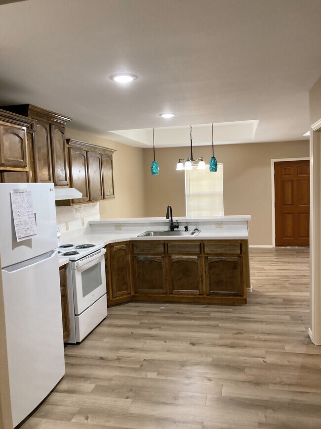 Building Photo - 2113 W Barcelona Ave