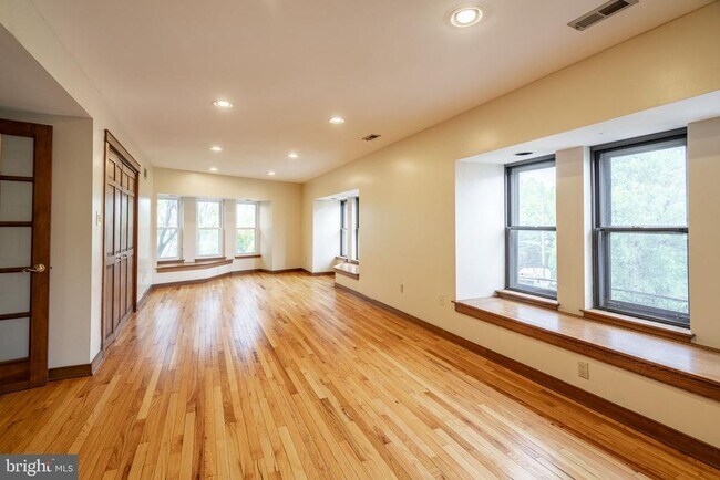 Building Photo - 322 Poplar St