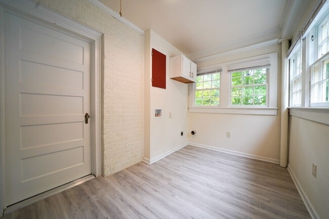 Building Photo - 3 bed 2 bath Updated Bungalow - Private ba...