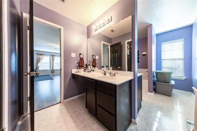 Building Photo - 1910 Ruthie Run