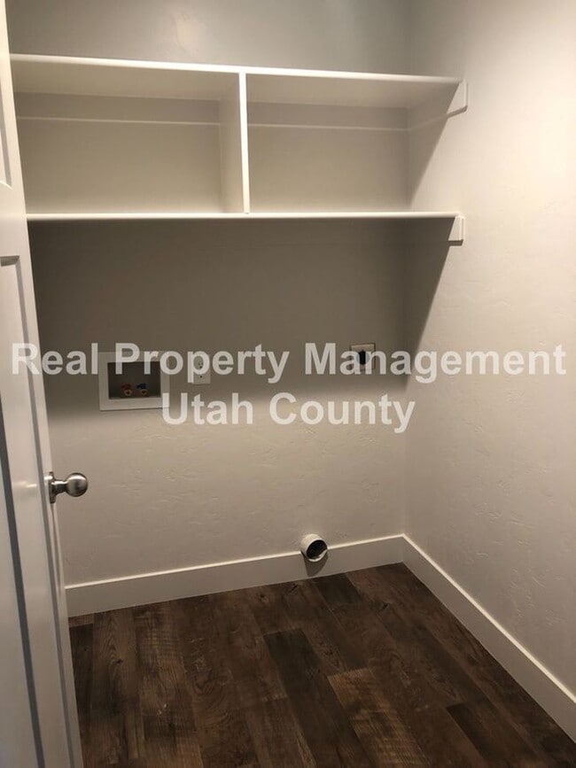 Building Photo - 189 610 S