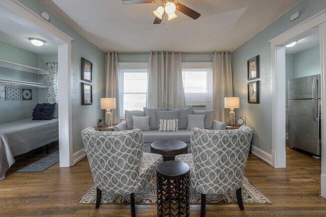 Interior Photo - 3721 Broadway