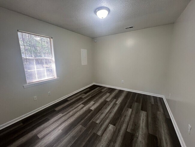 Building Photo - 820 Sharpe Rd