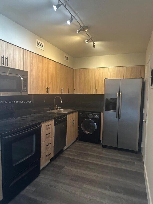 Building Photo - 6770 Indian Creek Dr