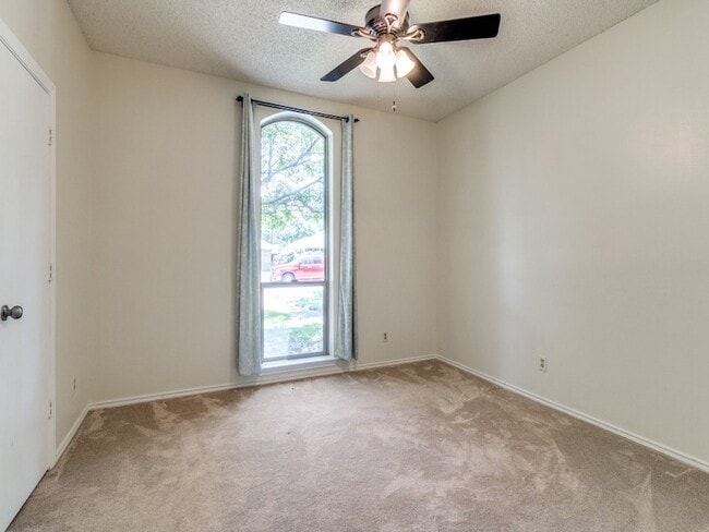 Building Photo - 207 Hemlock Dr
