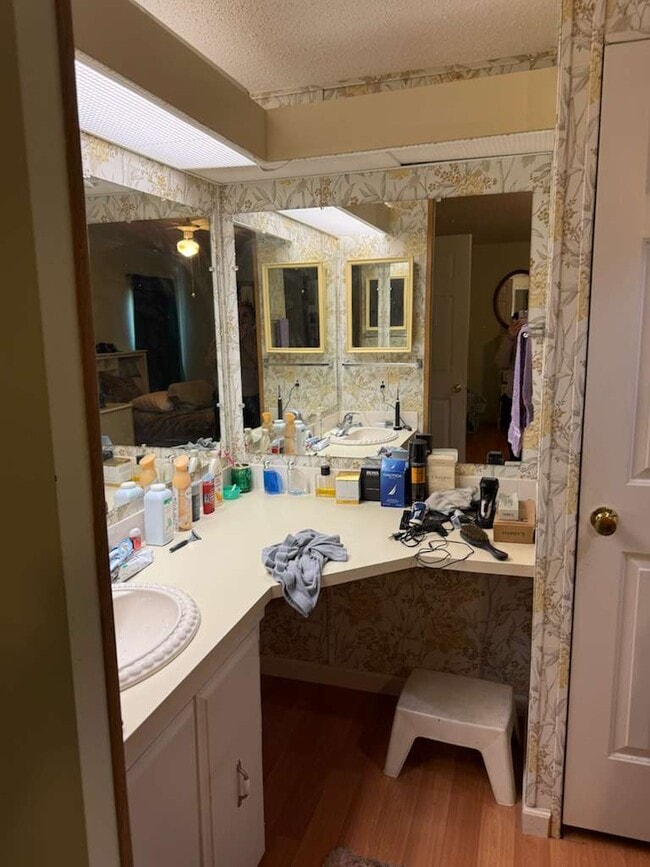 Building Photo - 717 Royal Palm Ave