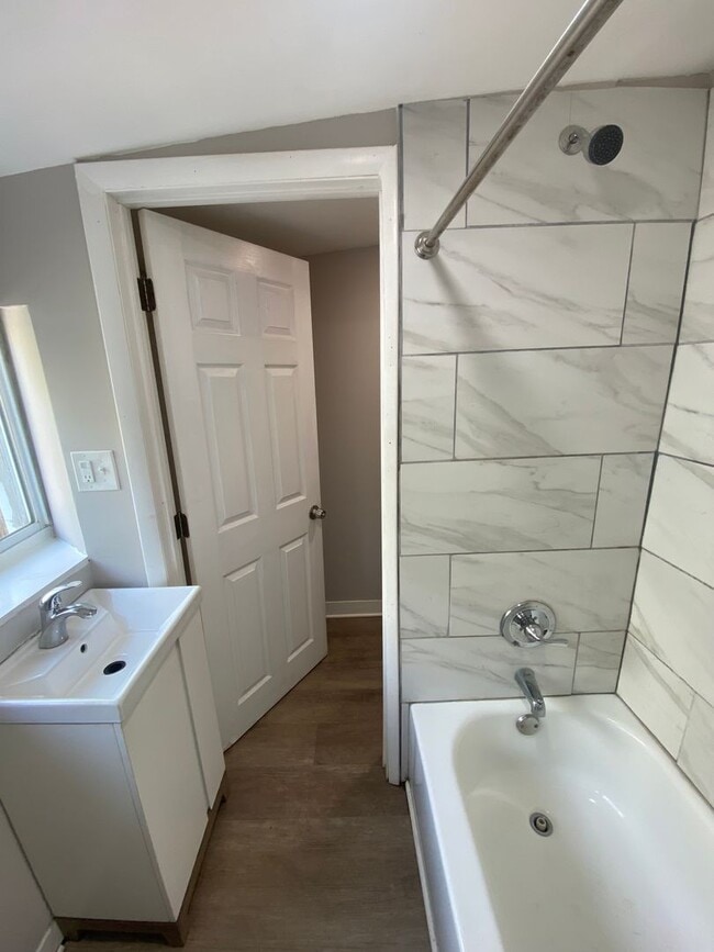 Building Photo - Renovated 3 bed townhome