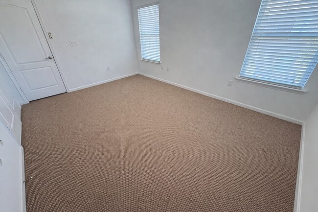 Building Photo - Spacious End-Unit Condo with Dual Primary Suites & Bonus Room