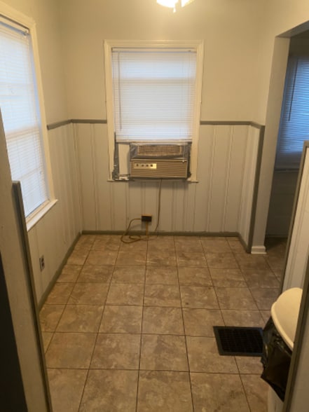 Building Photo - 3740 W 2nd St