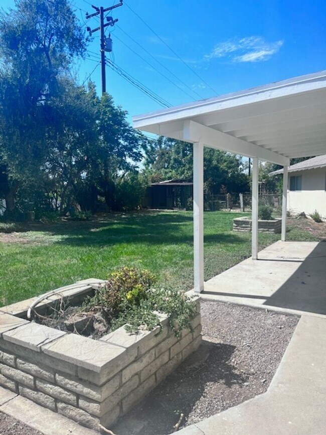 Building Photo - Recently Remodeled South Redlands Home