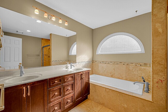 Building Photo - 436 W Parkside Dr