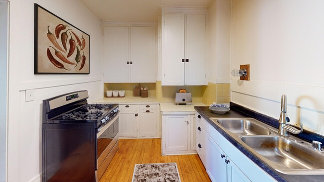 Kitchen - The Badger Den Apartments on Kendall