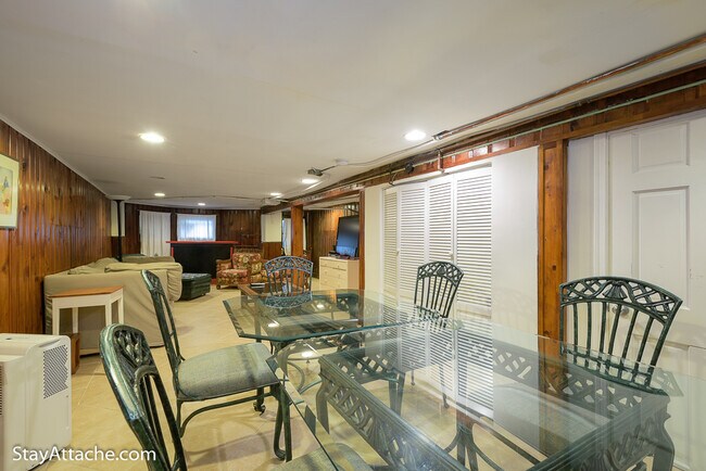 Building Photo - 1737 Swann