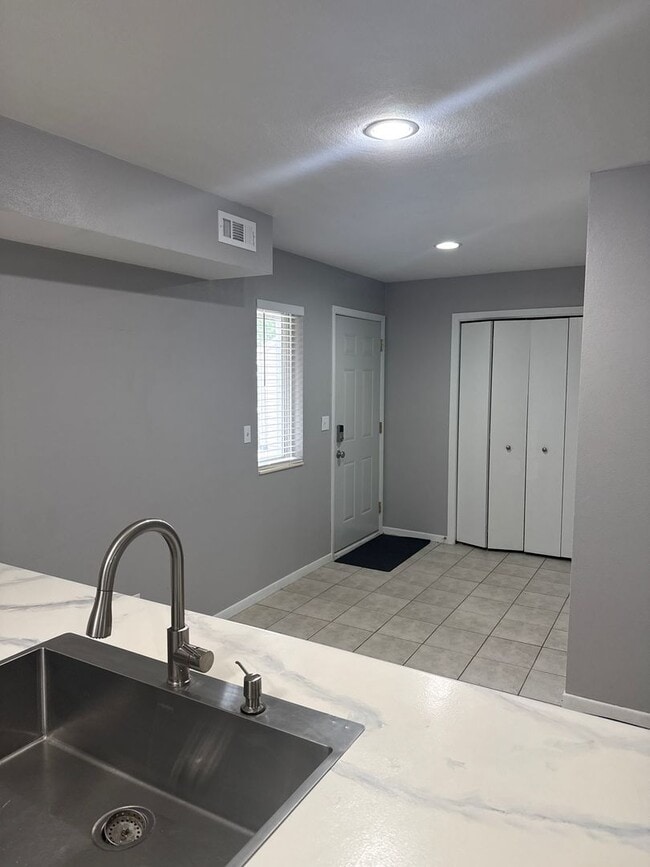Building Photo - 921 Minns Dr