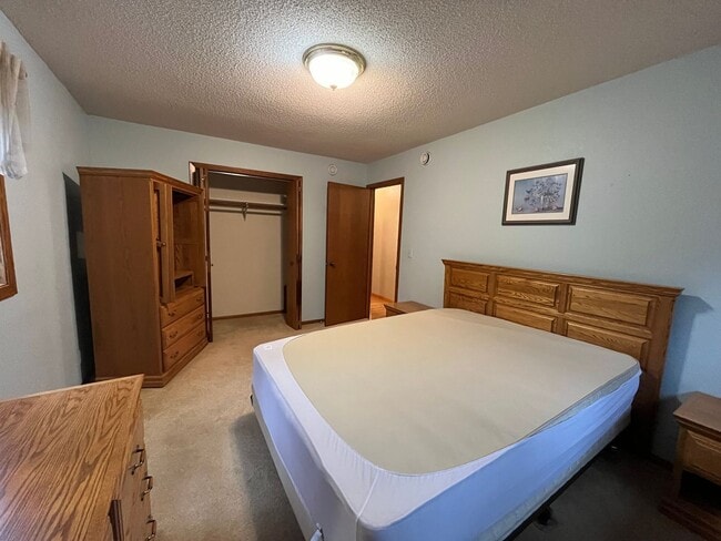 Building Photo - Beautiful 3 Bedroom Home In Carlton on 5 A...