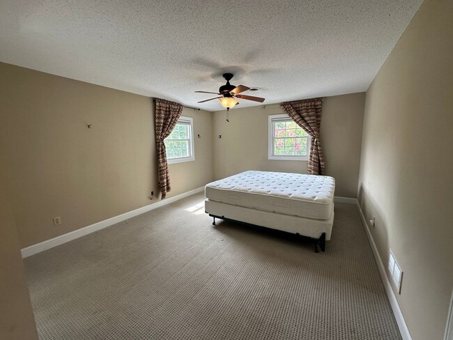 Building Photo - Large Weaverville Rental!