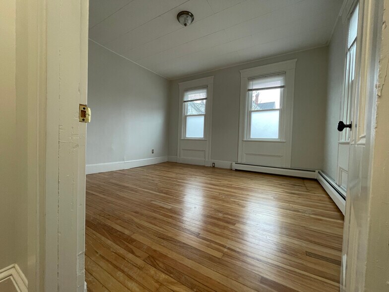 Master bedroom (w/ closet). - 18 North St