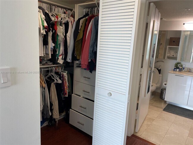 Building Photo - 1800 N Bayshore Dr