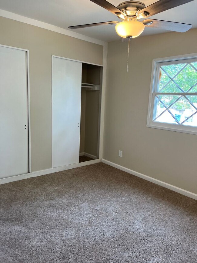 Building Photo - Updated 3BR/2BA home w/yard and garage in ...