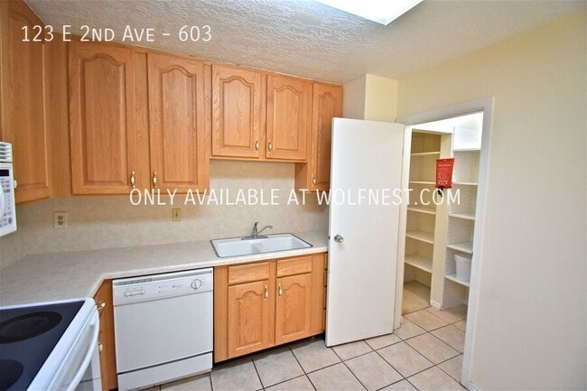 Building Photo - Stunning Downtown SLC Condo - Spacious & P...