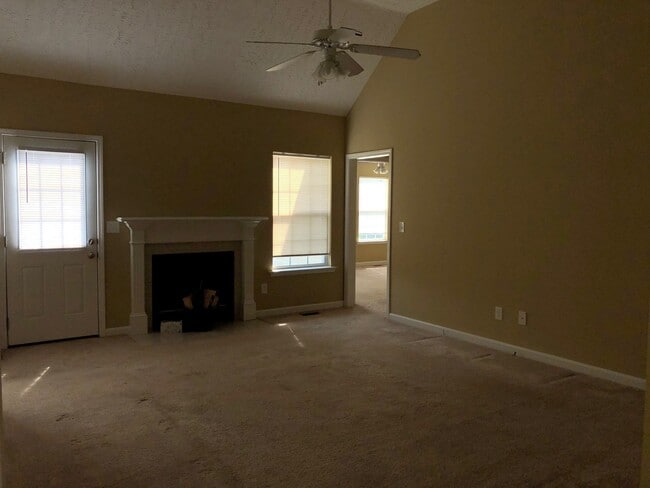 Building Photo - 3 bedroom 2 bath with unfinished Area-Storage