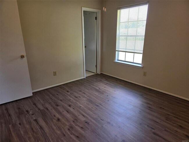 Building Photo - 262 Joyce St