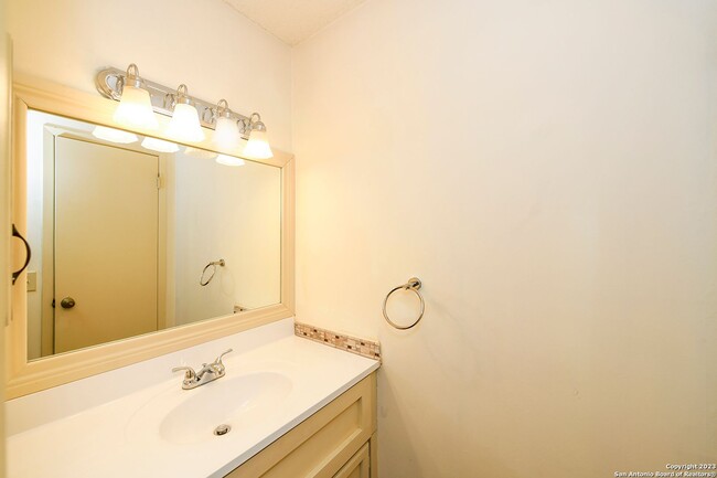 Building Photo - SPACIOUS 4-BEDROOM IN VALLEY FORGE