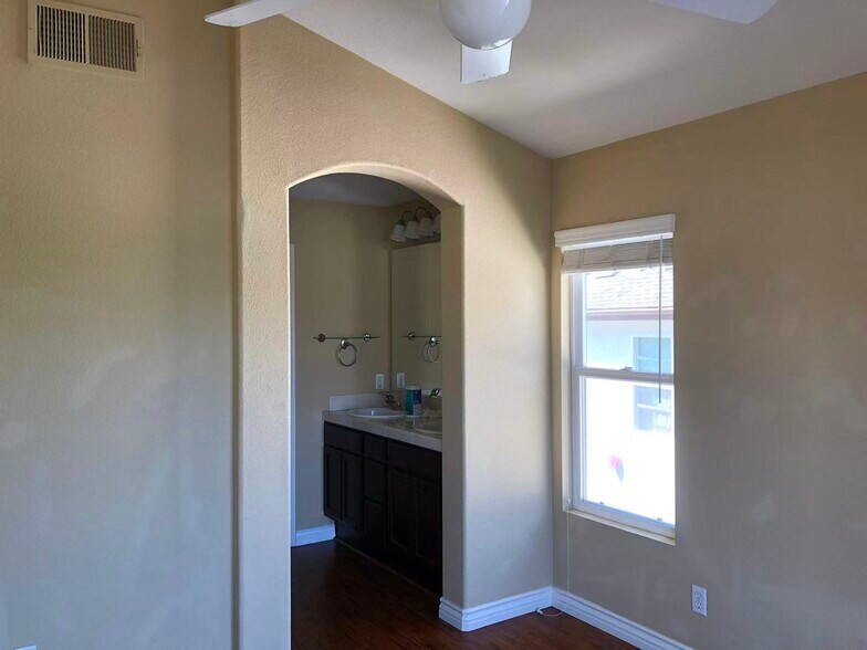 Building Photo - 16908 Robins Nest Way