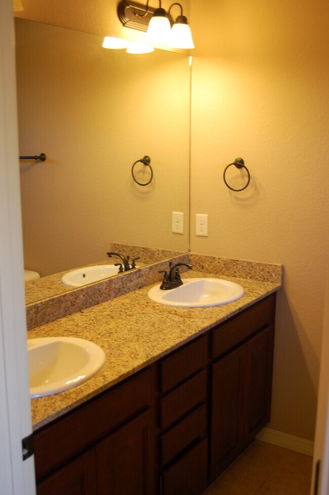 Building Photo - Adorable 3 Bedroom w/ Excellent Location!
