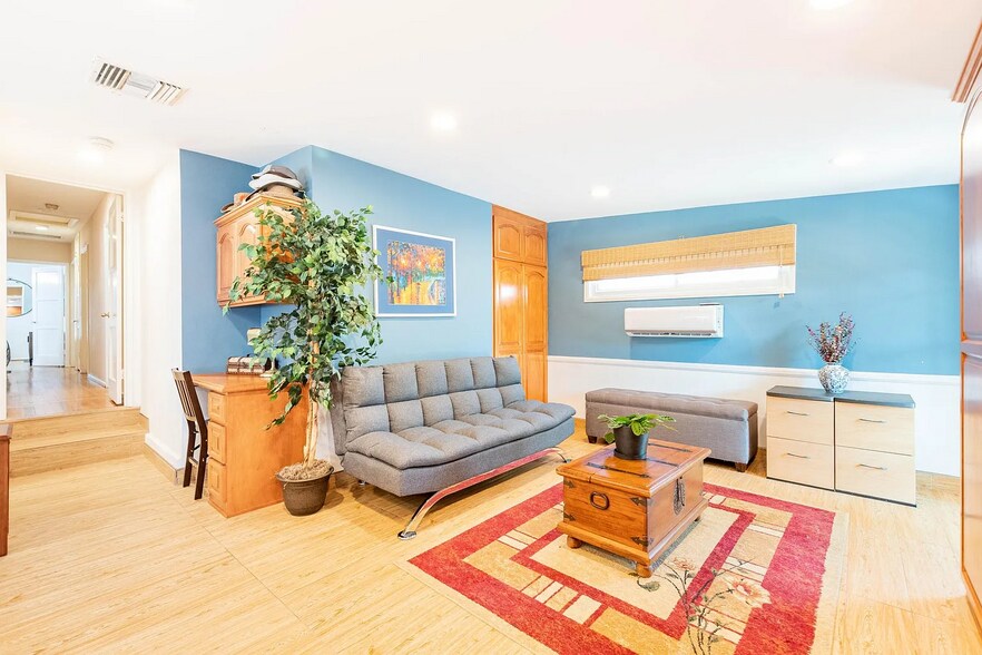 Building Photo - 2120 N Valley St