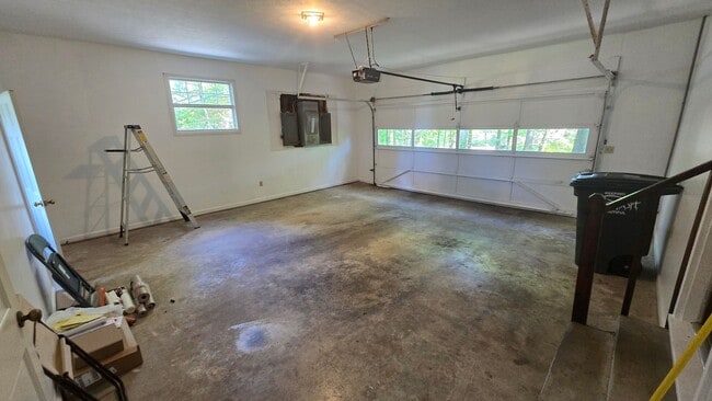 Building Photo - 4 Bed/2.5 Bath Brick Home - Kingsport TN