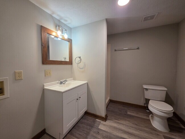 Building Photo - Recently Updated 1 BR, 1 Bath Unit with yard