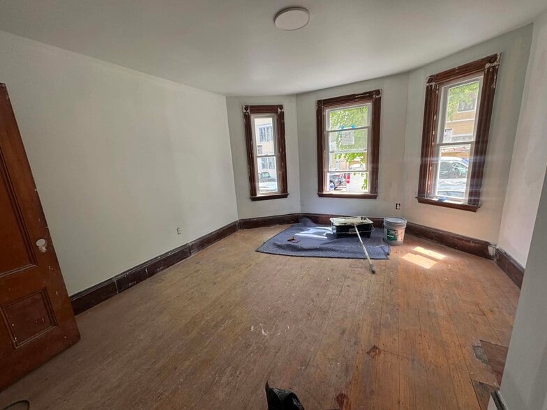 Building Photo - 454 E 6th St