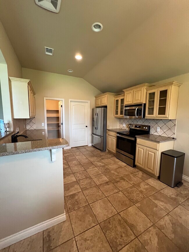 Building Photo - 3814 Kings Canyon Rd