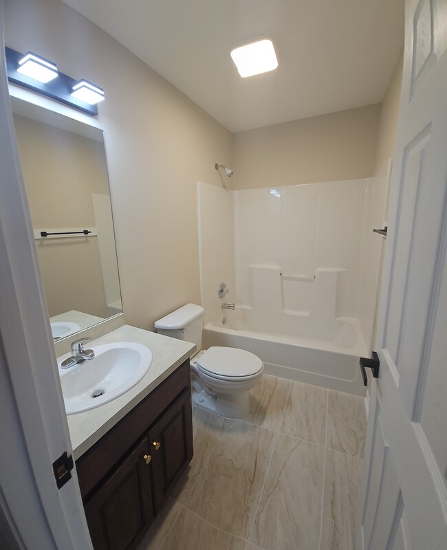 Building Photo - 817 Pine Hill Ct