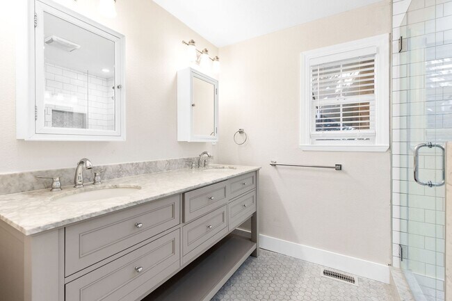 Building Photo - Charming & Spacious Single Family Home