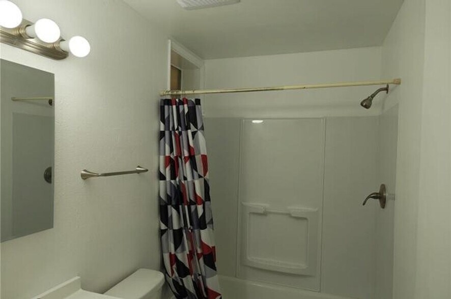 Building Photo - 207 March Dr NE